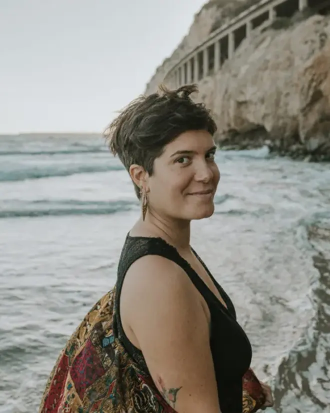 Miriam Erre sonriendo junto al mar